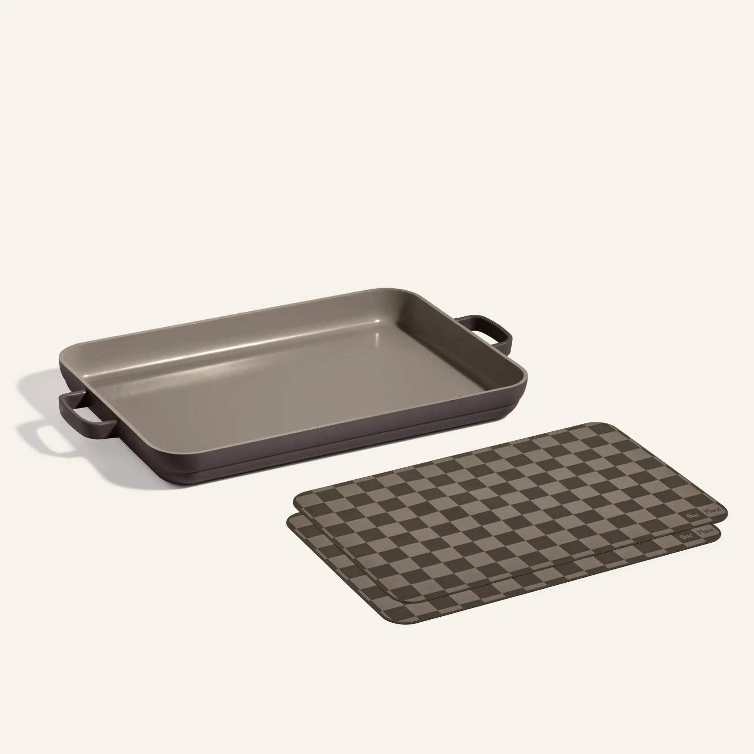 Alternative view of Griddle Pan + Oven Mats